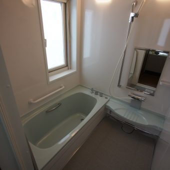 滑りにくく優しい質感「タフロア」を採用した浴室リフォーム　札幌市