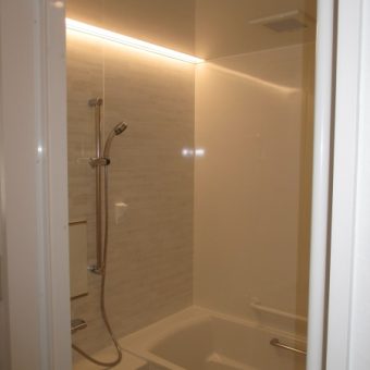 ストレートライン照明でハイセンスで明るい浴室空間への施工事例！札幌市