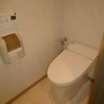 スタイリッシュトイレ空間にビビットなオーダー製作吊戸棚　札幌市