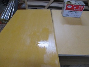キッチン扉　プライマー（接着剤）塗布