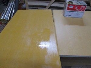 キッチン扉　プライマー（接着剤）塗布