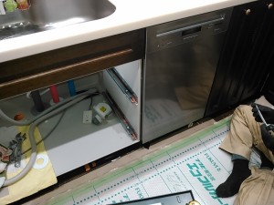 食器洗い乾燥機取付中