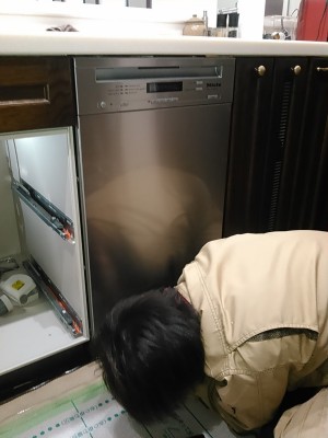 食器洗い乾燥機取付中