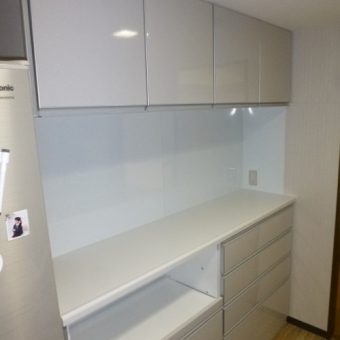 タカラスタンダード『エマージュ』収納棚設置でキッチンを使いやすく！　札幌市