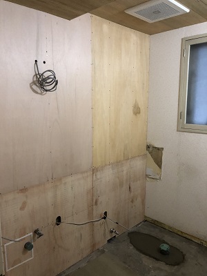 施工中　トイレ撤去左側