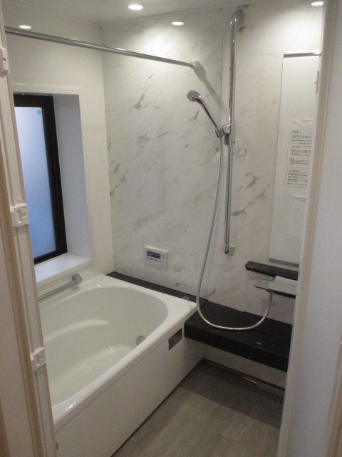 伸びの美浴室』プレミアムタイプは浴槽までホーロー、真っ白な輝き！お