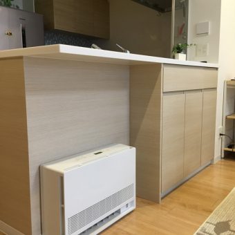 スタイリッシュな手掛け扉でオーダーカウンター下収納設置！札幌市マンション