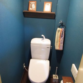 ブルーカラーのクロスと小物で神秘的なトイレ空間演出！札幌市マンション