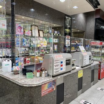 パチンコ店舗カウンターの形状に合わせたオーダーアクリル板｜札幌市店舗