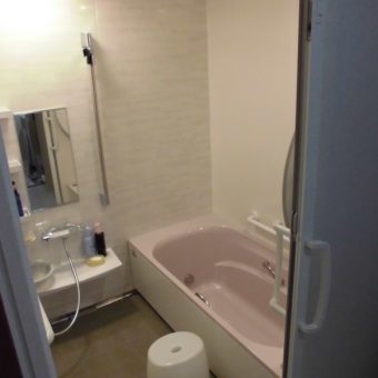 壁も床も浴槽も、お掃除しやすいバスルームで家事負担軽減に！札幌市マンション