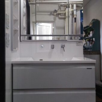 フロートタイプのホーロー洗面化粧台で、ヘルスメータースペースも確保！札幌市戸建