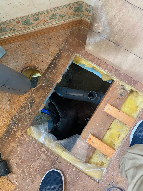 2施工中ﾄｲﾚ1階の床下で、2階用排水管をつなぎこむ