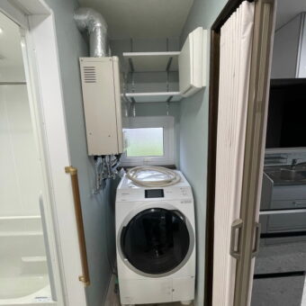 置き型給湯機を壁掛けタイプへ交換、スペースに余裕が生まれ洗濯機スペースに！江別市戸建