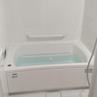ホワイトカラーで清潔感あふれるバスルームで快適入浴時間が実現！札幌市マンション