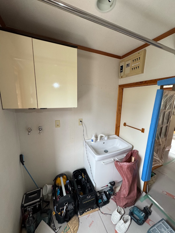 2洗面施工中2