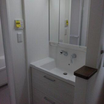 洗練されたデザインと清掃性にこだわった、壁給水仕様のアサヒ衛陶洗面化粧台『レアナ』へリフォーム！札幌市戸建