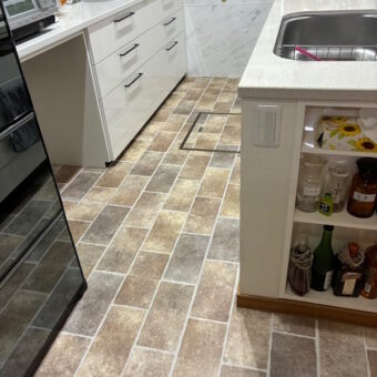 サンゲツタイルフロア上貼り施工で、キッチン空間リフレッシュ！札幌市戸建