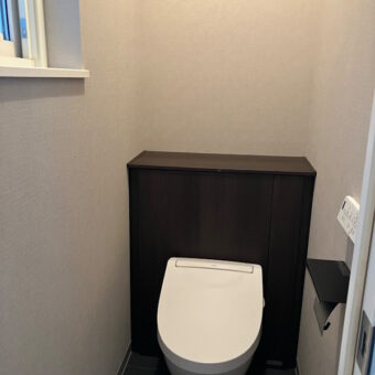 LIXIL（INAX）の“浮き浮きする”、キャビネット付「フロートトイレ」でホテルライク演出！札幌市戸建