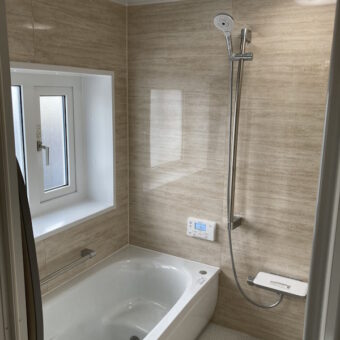 “ビスクトラバーチン”柄のパネルで上品で落ち着いた雰囲気を、TOTOバスルーム『サザナ』で演出!お風呂(浴室・ユニットバスリフォーム)千歳市戸建