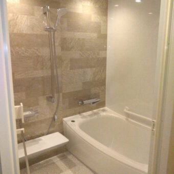 「床ワイパー洗浄」採用で、床まわりのきれいが続くから毎日嬉しい！お風呂（浴室・ユニットバス）リフォーム 札幌市マンション