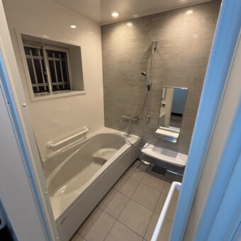 半身浴も楽しめるベンチ付き浴槽で、楽しさ広がるバスルームを『グランスパ』で！札幌市戸建 お風呂（浴室・ユニットバス）リフォーム