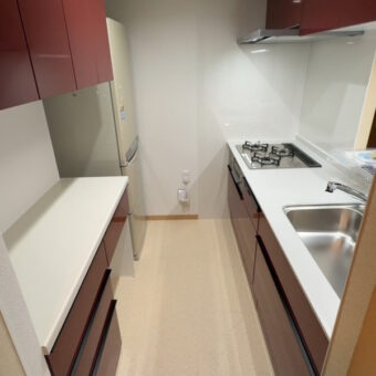 LIXIL（リクシル）システムキッチン『シエラＳ』“ディープレッド”の扉カラーで上品な空間演出！札幌市マンション