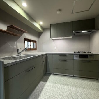 計算されたシンプルさ＋北欧風の遊び心が同居した、心地良いギャラリーのようなキッチンを『ステディア』で！札幌市マンション