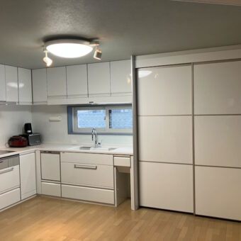 タカラスタンダードシステムキッチン『トレーシア』＋TOTO『ザ・クラッソ』食器棚で清潔感と機能美が際立つ空間！小樽市戸建