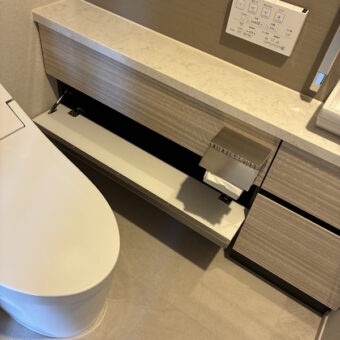 トイレカウンター下にオーダーキャビネット、上部デッドスペースに吊戸棚新規設置!札幌市マンション