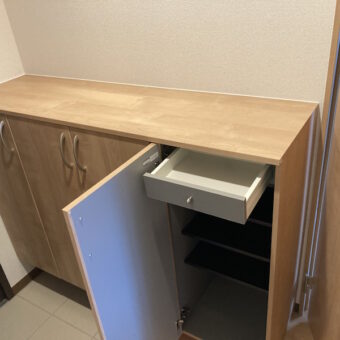DAIKEN『イエリア』シリーズ玄関収納、LIXILタイル建材『アレス』玄関土間リフォーム施工事例!札幌市マンション