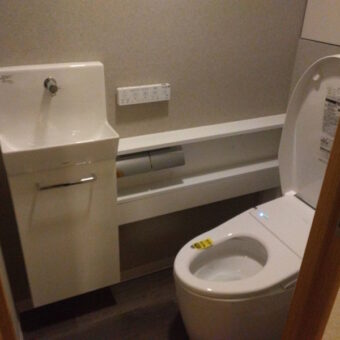 限られた空間を広く見せる、タンクレストイレ&カウンターリフォーム!札幌市マンション