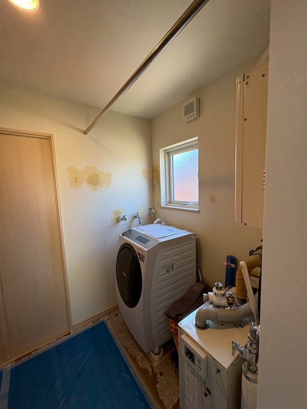 3洗面施工中