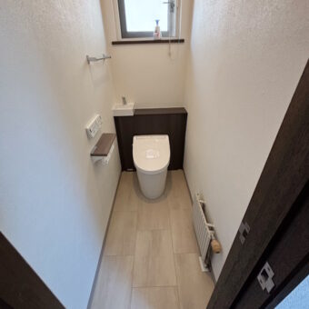 LIXIL(INAX)キャビネット付き便器で給水管も隠してスッキリ空間ひろびろトイレへ!札幌市戸建